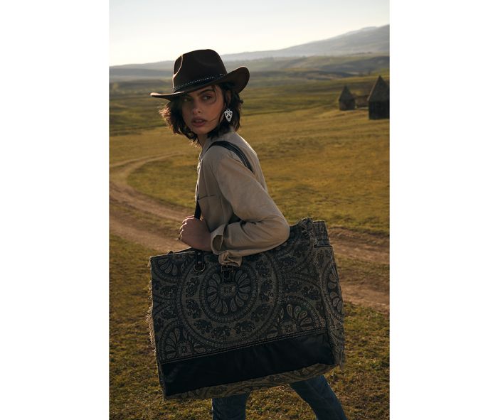 Carmela Weekender